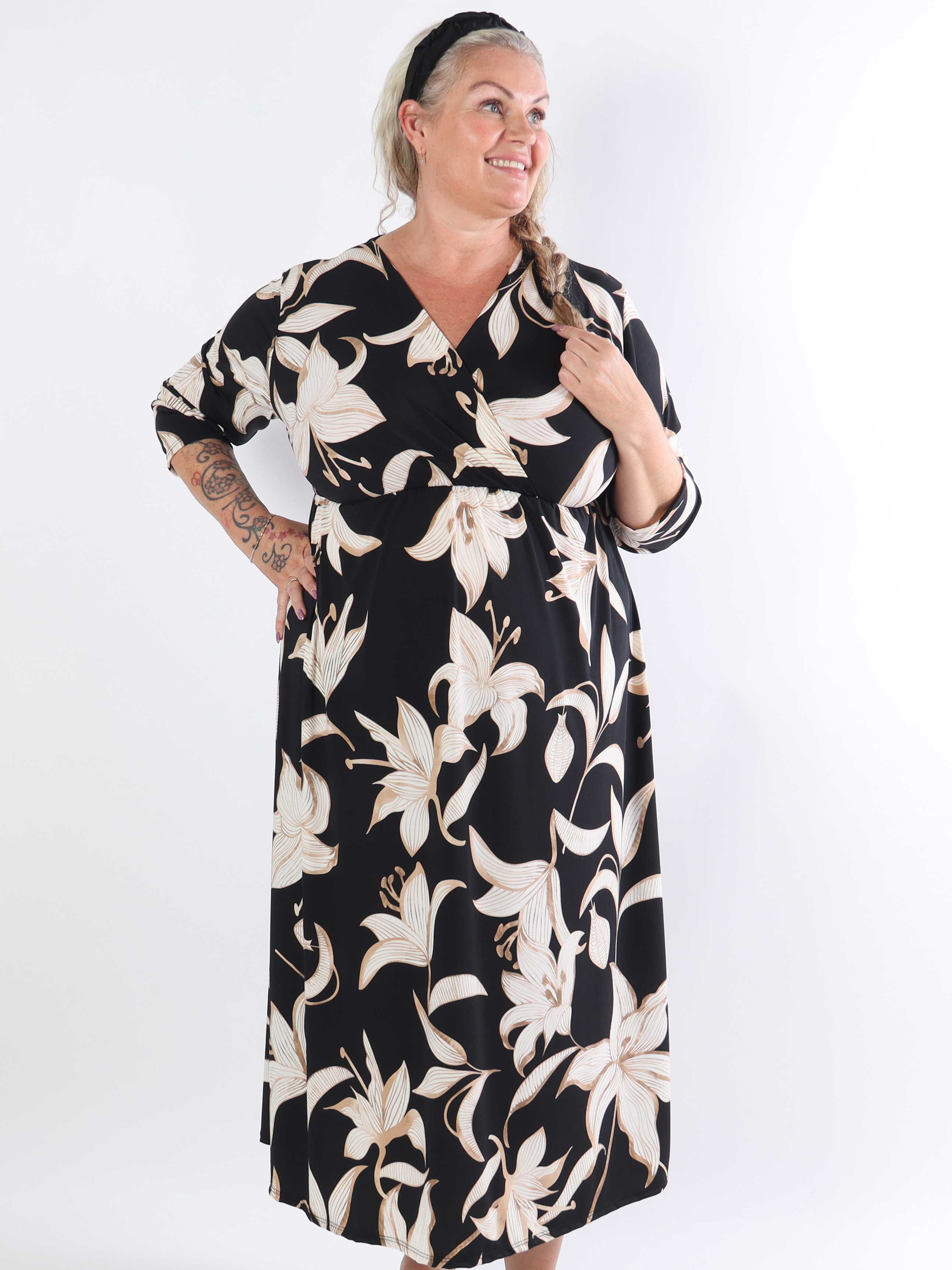 Nelly Flower - Elastisk klänning i plusstorlek med liljor